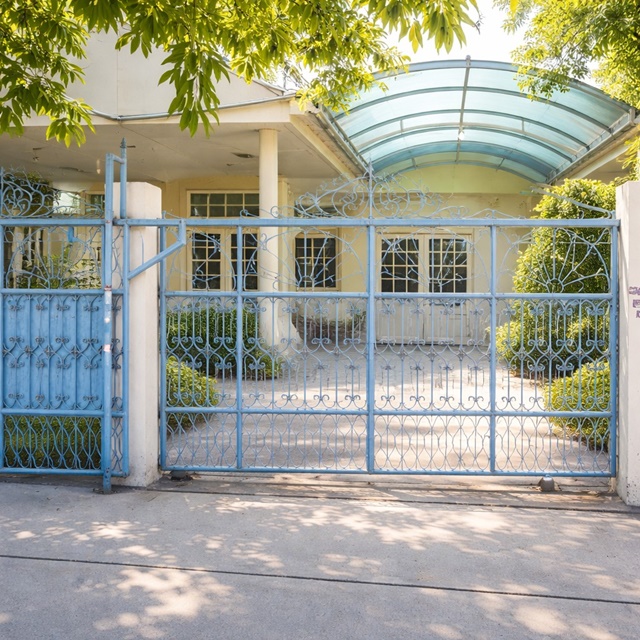 ให้เช่าบ้าน 2 ชั้น 43ตร.วา. MRT รามอินทรา กม.6 580ม.  รามอินทรา 38-42 3 นอน 2 น้ำ 3 แอร์ เลียบด่วนเอกมัย 1.2 กม. แฟชั่น 2.2 กม. 