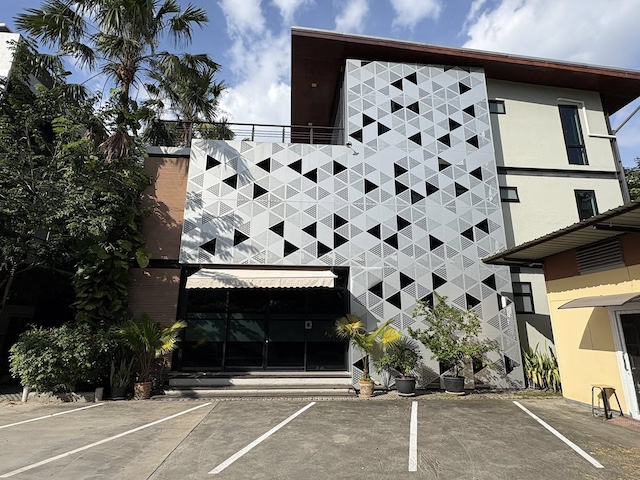 BH3847 ให้เช่าโฮมออฟฟิศ สำนักงาน 3 ชั้น ถนนสุขุมวิท 105 ลาซาล 41 ทำเลศักยภาพติดต่อ Agent คุณบัว (Bua)Tel: 093-646-4597 LINE ID: Bua093ค่าเช่า 200,000 บาทต่อเดือนให้เช่าโฮมออฟฟิศและอาคารสำนักงาน 3 ชั้น บนที่ดินส่วนตัวทำเลสุขุมวิท 105 ซอยลาซาล 41 พื้นที่เงียบสงบ เป็นส่วนตัวเหมาะสำหรับบริษัท สำนักงานใหญ่ สตาร์ทอัพ หรือธุรกิจที่ต้องการภาพลักษณ์มืออาชีพรายละเอียดทรัพย์อาคารสำนักงาน 3 ชั้นพื้นที่ใช้ส�