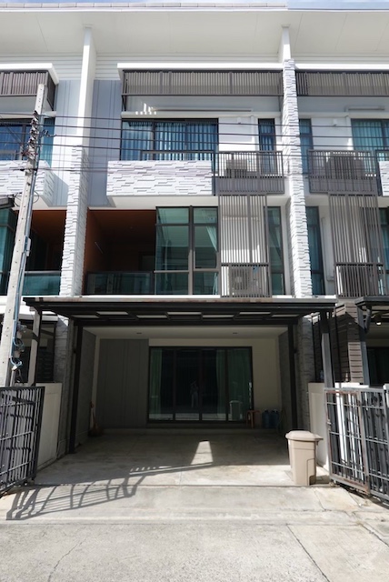 BH3846 ให้เช่าทาวน์โฮม PLEX Bangna กม.5 ใกล้เมกาบางนา จดบริษัทได้ติดต่อ Agent คุณบัว (Bua)Tel: 093-646-4597 LINE ID: Bua09335,000 บาทต่อเดือน (รวมค่าส่วนกลาง)ทาวน์โฮมสไตล์โมเดิร์นในโครงการ PLEX Bangna ทำเลบางนา กม.5 ติดถนนบางนา-ตราด เดินทางสะดวก ใกล้ Mega Bangna, IKEA, Central Bangna เหมาะสำหรับอยู่อาศัยและทำโฮมออฟฟิศ สามารถจดทะเบียนบริษัทได้รายละเอียดทรัพย์ทาวน์โฮม 3 ชั้น 22ตร.ว. 190 ตร.ม.3 ห้องนอน4 ห้องน้ำแอร์ 5 เครื่องตู้เย็น 1 เครื่�