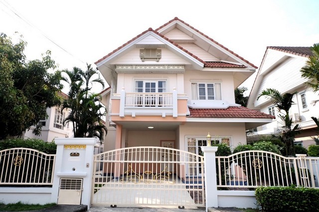 RHT2463ให้เช่าบ้านเดี่ยวใกล้ถนนวงแหวนรอบนอกฝั่งตะวันออก ใกล้ บิ๊กซี สุขาภิบาล 3 ย่านมีนบุรี รามคำแหง  พาร์คเวย์ชาเล่ย์ ซอยรามคำแหง 190/1เนื้อที่บ้าน 60 ตร.ว. พื้นที่ใช้สอย 250 ตร.ม.3ห้องนอน 2ห้องน้ำ 1ที่จอดรถ สนใจติดต่อคุณเจี๊ยบ 092-851-6969Line: keti2522**ไม่รับสัตว์เลี้ยง**ราคาเช่า 30,000 บาท/เดือน(ค่าเช่ารวมค่าส่วนกลางแล้ว) ถนนรามคำแหง แขวงมีนบุรี เขตมีนบุรี กรุงเทพมหานคร3 ห้องนอน 2 ห้องน้ำ