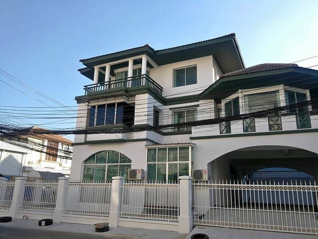 RHT2464ให้เช่าโฮมออฟฟิศ 3 ชั้น ตรงข้ามสนามกอล์ฟ Unico  renovate ใหม่ทั้งหลัง หลังมุม กรุงเทพกรีฑา 15เนื้อที่ 112 ตรว. พื้นที่ใช้สอย 650 ตรม. 5 ห้องนอน · 5 ห้องน้ำ จอดรถได้ 6 คัน ในบ้านสนใจติดต่อคุณเจี๊ยบ 092-851-6969Line: keti2522ค่าเช่า 90,000.- / เดือน เงินประกัน 3 เดือน ล่วงหน้า 1 เดือน15 ถ. กรุงเทพกรีฑา แขวงทับช้าง สะพานสูง กรุงเทพมหานคร 10250ให้เช่า Home office 3 ชั้น หลังมุม กรุงเทพกรีฑา 15ตรงข้ามสนามกอล์ฟ Unico ติด 7-11 renovate ใ