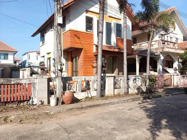 ✴️เปิดจองบ้านรีโนเวทเดอะวิลเลจบางแสน???? ขายบ้านรีโนเวทใหม่ พร้อมเข้าอยู่ เดอะวิลเลจ บางแสน จ.ชลบุรีบ้านแฝดสไตล์บ้านเดี่ยว สภาพใหม่มาก ทำใหม่ทั้งหลัง คุ้มค่า น่าซื้อ???? เนื้อที่ 36 ตารางวา???? 3 ห้องนอน???? 2 ห้องน้ำ???? 2 ห้องครัว (ครัวใน + ครัวนอก)???? ที่จอดรถ ปูกระเบื้องเรียบร้อยราคาเพียง   2.69   ล้านบาท          (  ฟรีโอน  )✨ จุดเด่นของบ้าน????รีโนเวทใหม่ทั้งหลัง พร้อมเข้าอยู่ ????มีพื�