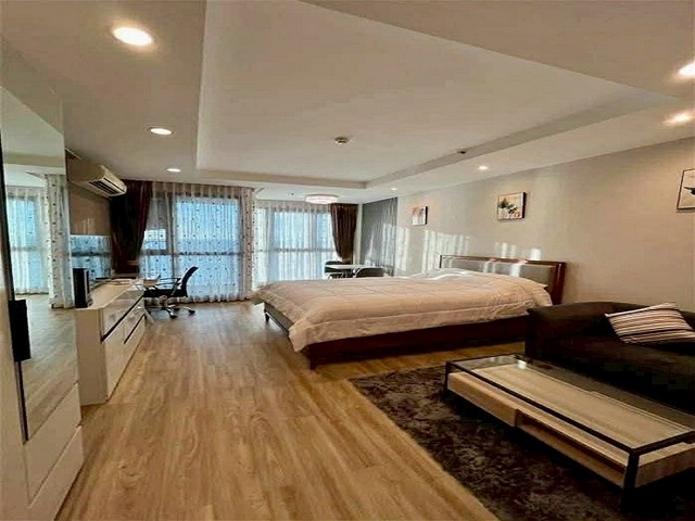 TEL:088-559 5199 คุณเอLine:https://line.me/ti/p/C0eGe0whLXให้เช่าคอนโด ลัดดาพลัส ศรีราชา (Ladda Plus Condo Sriracha)ใจกลางเมืองศรีราชา ทำเลดี เดินทางสะดวกราคาเช่า: 12,000บาท/เดือน(ประกัน 2 เดือน + ล่วงหน้า 1 เดือน)ขนาด: 35 ตร.ม.ชั้นสูง ชั้น 17 วิวทะเลห้องสตูดิโอ 1 ห้องน้ำตกแต่งครบ พร้อมเข้าอยู่ทันทีเฟอร์นิเจอร์และเครื่องใช้ไฟฟ้าครบ สิ่งอำนวยความสะดวกส่วนกลาง:- ฟิตเนส- สระว่ายน้ำ- ระบบรักษาความปลอดภัย 24 ชม.สถานที่ใกล้เ�