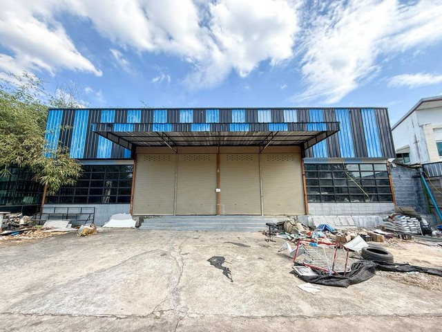 TEL:088-559 5199 คุณเอLine:https://line.me/ti/p/C0eGe0whLXขาย/ให้เช่า โกดัง + คลังสินค้าพิกัด : ถนนอัสสัมชัญ-หนองยายบู่ราคาขาย 8,000,000 บาทค่าใช้จ่ายวันโอน ผู้ขายชำระราคาเช่า 50,000 บาท/เดือน สัญญารายปีประกัน 3 เดือน + ค่าเช่าล่วงหน้า 1 เดือนเนื้อที่ขนาด 200 ตารางวาพื้นที่ใช้สอย 800 ตารางเมตรโกดังพร้อมใช้งานเหมาะสำหรับเก็บสินค้า ผลิต ร้านค้า ออฟฟิต- พื้นที่จอดรถได้ประมาณ10 คัน- รับน้ำหนักได้ 3 ตัน ต่อ ตารางเ