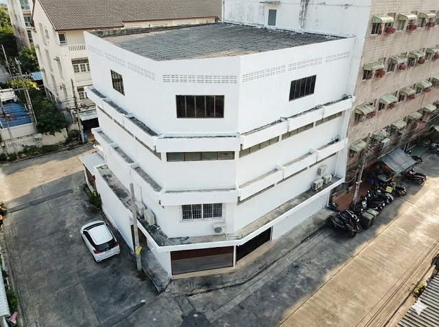 4คูหาทะลุถึงกัน BTSเซนต์หลุยส์ 1.3กม. แม็คโคร สาทร 200ม. สภาอุตสาหกรรม 250ม. ให้เช่าอาคารพาณิชย์ขนาดใหญ่หัวมุม 33 ตร.วา. 525 ตร.ม. รร.นานาชาติ เซนต์ แอนดรูว์ 2.2 กม.ใจกลางย่านธุรกิจสาทร นราธิวาสราชนครินทร์ 3 นอน 3 น้ำ เซ็นทรัล สีลม คอมเพล็กซ์ 2.6 กม. 44,998B-M. เหมาะสำนักงาน คลังสินค้า โชว์รูม หรือสตูดิโอ  เดินทางสะดวก ใกล้ทางด่วนเฉลิมมหานคร 4 unit adjoining building BTS Saint Louis 1.3km. Makro Sathorn 200m. Federation of Thai Industries 250m. Large corner commercial bui