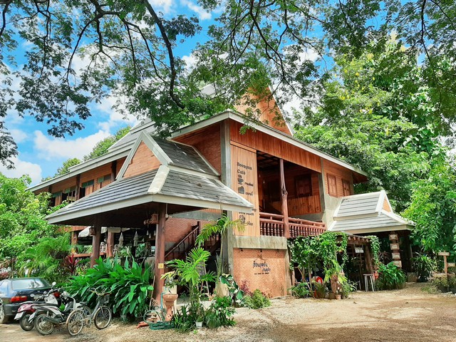 ขายบ้านไม้สัก 150ตรว 15ล้านบาท ต.สันผีเสื้อ อ.เมือง เชียงใหม่บ้านไม้สักสไตล์ล้านนาประยุกต์❗️❗️ราคา 15,000,000 บาทย่านธุรกิจ ติดถนนใหญ่ น้ำไฟ พร้อม???? พื้นที่ใช้สอยกว่า 400 ตร.ม. (ยังไม่รวมห้องครัว)???????? บนเนื้อที่ 150 ตร.ว.???? 2 ชั้น ▶️ 2 ห้องนอน 4 ห้องน้ำ 2 ห้องรับแขก 2 โถงใหญ่ ▶️ 2 ห้องสำหรับทำกิจการร้านค้า* (บาร์กาแฟ+ห้องเสื้อ)▶️ 1 ห้องครัว (แยก) + ดาดฟ้า▶️ บ่อปลาคราฟขนาด 35 ลูกบาศก์เมตร พร�