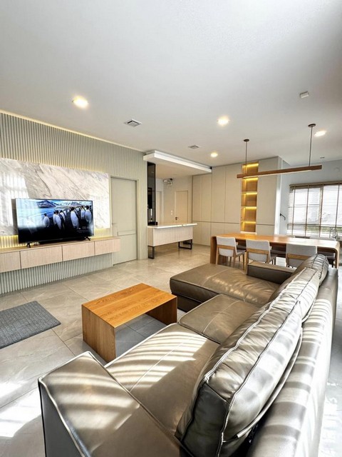 ให้เช่าบ้านเดี่ยว 2 ชั้น โครงการใหม่ หมู่บ้าน มัณฑนา บางนา-วงแหวน รามคำแหง 2 Mantana Bangna - Wongwaenราคาให้เช่า 130,000 บาท/เดือน ประกัน2 ล่วงหน้า1 (ราคาต่อรองได้)ติดต่อ คุณช่อผกา โทร 0616198565 LINE 0616198565สำรอง LINE 0812523279 ส่งลิ้งก์ไว้ได้เลย- พื้นที่ 76.5 ตารางวา พื้นที่ใช้สอย 222 ตารางเมตร- 4 ห้องนอน 5 ห้องน้ำ โรงจอดรถหน้าบ้าน สามารถจอดรถได้ 3 คัน- 1 ห้องแม่บ้าน 1 ห้องน้ำแยก 1 ห้องครัวไทยอุปกรณ์ครบ- 1 ห้องนั่งเ�