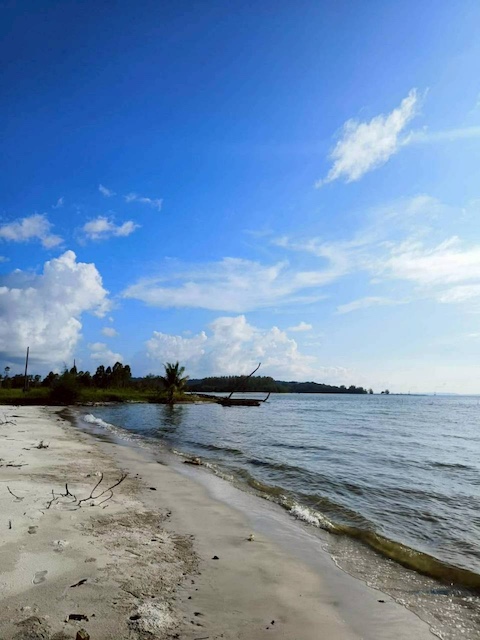 BL176 ขายที่ดิน 261 ไร่ ติดหาด จังหวัดตราด พื้นที่ขนาดใหญ่ วิวทะเล ด้านหลังเป็นภูเขา เหมาะพัฒนาโครงการที่ดินแปลงสวย ทำเลศักยภาพสูง ติดชายหาด ด้านหลังเป็นภูเขาติดต่อ Agent คุณบัว (Bua)Tel: 093-646-4597 LINE ID: Bua093ราคาไร่ละ 2.2 ล้านบาทเหมาะสำหรับพัฒนารีสอร์ท โรงแรม โครงการท่องเที่ยว หรือแลนด์แบงก์ระยะยาวทำเลธรรมชาติหายาก ทั้งทะเลและภูเขาในแปลงเดียวรายละเอียดที่ดินเนื้อที่รวมทั้ง�