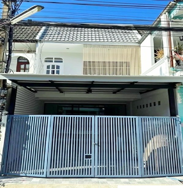 แฮปปี้แลนด์ เดอะมอลล์ บางกะปิ 1.5กม. MRTแยกลำสาลี 2.1กม.ให้เช่าทาวน์โฮม 2 ชั้น  16 ตร.วา. 130 ตร.ม. 16,999 B-M.ม.นิด้า 3กม. เสนาวิลล่า 2นอน 2น้ำ บ้านรีโนเวทใหม่ทั้งหลัง สภาพสวย ใหม่  เฟอร์ฯ และเครื่องใช้ไฟฟ้าครบ  เดินทางสะดวก  แหล่งช้อปปิ้ง รพ.เวชธานี 2.9 กม. และสถานศึกษาหลายแห่ง เหมาะสำหรับอยู่อาศัย หรือโฮมออฟฟิศ ถ.ลาดพร้าวHappy Land MRT LamSali  2.1km. The Mall Bangkapi 1.5km. Townhome for rent 2 stories 16 sq.wa. 130 sq.m. Sena Villa Bang Kapi NIDA University 3 km. Newly renovated house beautif