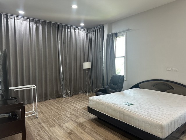 RHT2466ให้เช่าบ้านเดี่ยว ใกล้บางแสน ใกล้ตลาดหนองมน ชลบุรี  ติดถนนสุขุมวิท  ในโครงการ ติดทะเลชายหาดส่วนตัว 148 ตร.ว.4 ห้องนอน 4ห้องน้ำ  หมู่บ้านเฮอริเทจ บางแสน(Heritage)เนื้อที่ 148 ตร.ว พื้นที่ 400ตร.ม. 4 ห้องนอน 4ห้องน้ำ แอร์4จอดรถได้4-6คันสนใจติดต่อคุณเจี๊ยบ 092 851 6969Line keti2522ราคาเช่า 50,000 บาท/เดือน ที่ตั้ง ต. บางพระ อ. ศรีราชา จ. ชลบุรีขายบ้านเดี่ยวติดทะเลชายหาดส่วนตัว ขายพร้อมผู้เช่า หมู่บ้