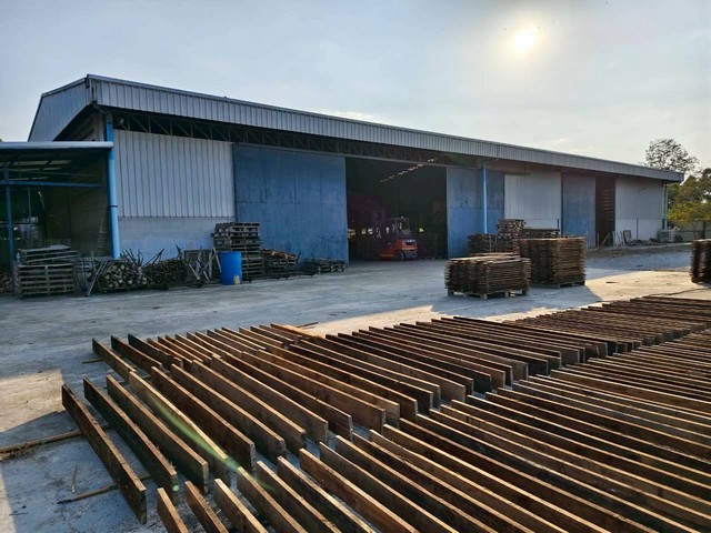 ขายโกดังโรงงานบ่อทองชลบุรี ขายที่ดินพร้อมสิ่งปลูกสร้างบ่อทอง บนเนื้อที่   4-2-73  ไร่ พื้นที่สีเหลืองอ่อนเขต EEC 