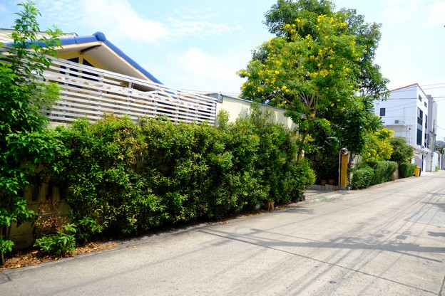 ขายที่ดินพร้อมบ้าน2ชั้น 100ตารางวา สังคมสงเคราะห์7 นาคนิวาส ลาดพร้าว71รายละเอียด : บ้านครึ่งตึกครึ่งไม้ 2ชั้น เนื้อที่ 100 ตารางวา - 4 ห้องนอน - 3 ห้องน้ำ - ห้องครัว - ห้องนั่งเล่น - ห้องครัว พื้นล่างกระเบื้อง พื้นบนไม้ (บ้านควรรีโนเวท)สถานที่ใกล้เคียง :- เซ็นทรัล อีสต์วิลล์- โลตัส รามอินทรา, - โฮมโปร สาขาเอกมัย-รามอินทรา,  - โรงพยาบาลเปาโล โชคชัย 4 - โรงเรียนนวมินทราชินูทิศ บดิ�