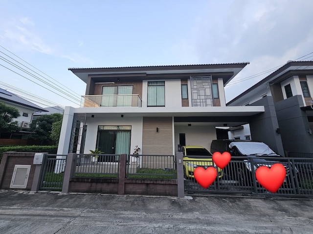 BH3849 ให้เช่าบ้านเดี่ยว 2 ชั้น หลังมุม H CAPE Serene บางนา สุขาภิบาล 2 บ้านใหม่ ไม่เคยเข้าอยู่ Pet Friendlyติดต่อ Agent คุณบัว (Bua)Tel: 093-646-4597 LINE ID: Bua093ค่าเช่า 55,000 บาทต่อเดือนบ้านเดี่ยวหลังมุม โครงการ H CAPE Serene Bangna Sukaphiban 2บ้านใหม่ป้ายแดง หน้าบ้านหันทิศเหนือ แดดไม่ร้อน ลมดี อยู่สบายเหมาะสำหรับครอบครัว คนทำงานโซนบางนา หรือผู้ที่ต้องการบ้านคุณภาพใกล้ทางด่วนรายละเอียดบ้านประเภท บ้านเดี่ยว 2 ชั้น หลังม�