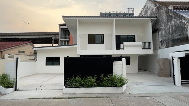 RHT2467ให้เช่าบ้านเดี่ยวย่าน ศรีนครินทร์ พัฒนาการ กรุงเทพกรีฑา สวนหลวง เพียง 5นาที ถึงทองหล่อ และ1 นาที ถึง ทางด่วนพัฒนาการ ซอยพัฒนาการ 12 เนื้อที่ เนื้อที่ : 60 ตรว.  พื้นที่ใช้สอย : 250 ตรม. (ไม่รวมโรงรถ) 3 ห้องนอน · 3 ห้องน้ำ2ที่จอดรถสนใจติดต่อคุณเจี๊ยบ 092-851-6969Line keti2522ทำออฟฟิศจดทะเบียนได้ทำแอร์บีแอนบีได้ราคาเช่า 90,000/เดือนซ.พัฒนาการ 12 ถ.พัฒนาการ เขตสวนหลวง แขวงสวนหลวง กรุงเทพฯ 10250ห�