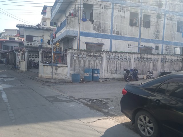 ขายที่ดินท่าข้าม 16 เนื้อที่ 52 ตารางวาที่ดิน ซอยท่าข้าม 16 แขวงแสมดำ เขตบางขุนเทียน กรุงเทพฯ  ราคาขาย 1,500,000 บาท ติดต่อ08392954260643304059   แดน0988746992   นุ้ยทำเล :  ซอยท่าข้าม 16 แขวงแสมดำ เขตบางขุนเทียน กรุงเทพฯหน้ากว้างติดถนนซอย 18 เมตร  ลึก 12 เมตรราคาขาย  1,500,000  บาทการเดินทาง    จากถนนพระราม 2 เลี้ยวเข้าถนนท่าข้ามไปประมาณ 1  กม.กลับรถแล้วเข้าซอย ท่าข้าม 16 แล้วเลี้ยวขวาแยกแรกขับตรงไปแล้วเลี