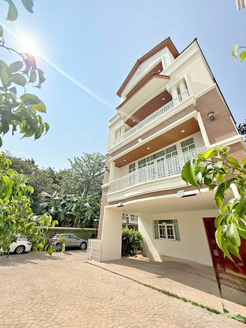 ทำเล Penthouse Thonglor BTS เอกมัย 1.6กม. ทาวน์โฮมสุดหรู 4 ชั้น ดองกิ มอลล์ ทองหล่อ 1.4 กม. 25 ตร.วา. 400 ตร.ม. ฟังก์ชันครบ 5 นอน 6 น้ำ 