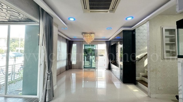 บ้านเดี่ยว เจ้าของขายเอง ราคา 14 ล้านบาทตกแต่งพร้อมอยู่ ขายขาดทุนกว่า 2 ล้านบาทราคานี้สุดท้าย ไม่ลดแล้วโครงการ มัณฑนา 100+ กาญจนาภิเษก – บางบอน 5บ้านคุณภาพจาก Land & Houses โครงการใหญ่ สภาพแวดล้อมดี เป็นส่วนตัวรายละเอียดบ้าน&nbsp;&nbsp;&nbsp;•&nbsp;&nbsp;&nbsp;บ้านเดี่ยวพื้นที่ใช้สอยกว้าง ฟังก์ชันลงตัว&nbsp;&nbsp;&nbsp;•&nbsp;&nbsp;&nbsp;ตกแต่งพร้อมอยู่ ดูแลอย่างดี&nbsp;&nbsp;&nbsp;•&nbsp;&nbsp;&nbsp;เหมาะสำหรับครอบครัวที่มองหา�