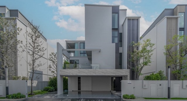 VIVE 2 กรุงเทพกรีฑา (ถนนกรุงเทพกรีฑา)บ้านเลขที่ 48/27บ้านพร้อมเข้าชม ตั้งแต่ 10 มกราคม 2569 (ภาพจากบ้านหลังจริง)รายละเอียดทรัพย์พื้นที่ใช้สอย 421 ตารางเมตรขนาดที่ดิน 84 ตารางวา4 ห้องนอนขนาดใหญ่ พร้อม Private Living Area ทุกห้อง5 ห้องน้ำ1 ห้องนั่งเล่นขนาดใหญ่ ชั้น 21 ห้องพักผ่อนพร้อม minibar ชั้น 11 ห้องแม่บ้านที่จอดรถ 4 คันลิฟต์ส่วนตัวราคาค่าเช่า 290000 บาท / เดือน (ต่อรองได้)ราคาขาย 45 ล้านบาท (โครงก�