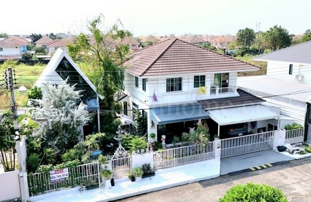 รหัสทรัพย์&nbsp; 6838บ้านเดี่ยว พฤกษ์ลดา รังสิต คลอง 4 ตกแต่งสวย พร้อมเข้าอยู่ที่ตั้ง :&nbsp;ถนนไสวประชาราษฎร์ คลอง 4 ตำบลลาดสวาย อำเภอลำลูกกา จังหวัดปทุมธานี 12150รายละเอียดทรัพย์- บ้านเดี่ยว 2 ชั้น เนื้อที่ 72 ตารางวา พื้นที่ใช้สอย 220 ตารางเมตร&nbsp;- 3 ห้องนอน, 3 ห้องน้ำ, 1 ห้องรับแขก, 1 ครัวฝรั่ง และ 1 ห้องครัวไทย, 2 ที่จอดรถ- เรือนรับรองแยกส่วน ตกแต่งสไตล์คาเฟ่ (เหมาะสำหรับทำห้องทำงา�