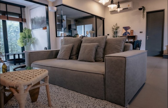 VIVE Bangna กม.7บ้าน Super Luxury จาก Land & Housesพื้นที่ใช้สอย 225 ตร.ม. | ที่ดิน 40 ตร.วา3 ห้องนอน (ห้องน้ำในตัวทุกห้อง)1 ห้องแม่บ้าน | 1 ห้องอเนกประสงค์จอดรถ 3 คัน (ไม่จอดซ้อน)รองรับ EV Charger | ระบบรักษาความปลอดภัย 24 ชม.ทำเลศักยภาพติด Mega Bangnaใกล้ทางด่วนบูรพาวิถี พระราม 2 มอเตอร์เวย์เดินทางสนามบินสุวรรณภูมิ 20–30 นาทีราคาพิเศษ ขาย 16 ล้านบาท(จาก 18 ล้านบาท จองภายใน 31 ม.ค. 69)สนใจนัดชมบ้านติดต่อ เป้โทร. 099-789-2644LINE: 0661651