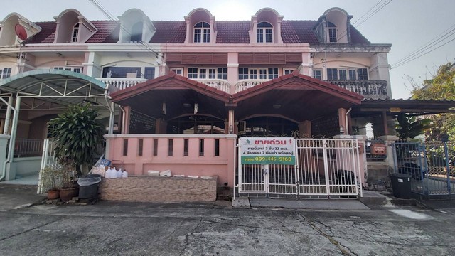 ขายทาวน์เฮ้าส์ 3 ชั้น หมู่บ้านบุษราคัมริมน้ำ บางกอกน้อย กรุงเทพฯ#รายละเอียดและที่ตั้งทรัพย์-ทาวน์เฮ้าส์ 3 ชั้นเนื้อที่ 32 ตารางวา-จำนวน 4 ห้องนอน 2 ห้องน้ำหน้าบ้านจอดรถได้ 1 คัน-ตั้งอยู่หมู่บ้านบุษราคัมริมน้ำ แขวงอรุณอมรินทร์ เขตบางกอกน้อย กรุงเทพฯ#สถานที่ใกล้เคียง-เซ็นทรัลปิ่นเกล้า โลตัสปิ่นเกล้า แม็คโครบรมราชชนนี-สถานีรถไฟฟ้าบางยี่ขัน บางขุนนนท์-ใกล้โรง�