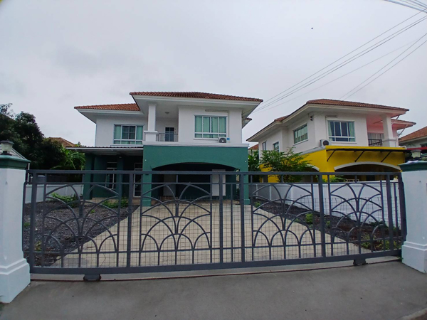 รายละเอียด  ให้เช่าบ้านเดี่ยวหรู 2ชั้นเนื้อที่ 100ตร.ว พื้นที่ใช้สอย 180ตร.ม 3ห้องนอน 3ห้องน้ำ เฟอร์บางส่วน ถนนสุวินทวงค์ มีนบุรี ราคาเช่า 23,000 บ/ด ได้ดำเนินการตกแต่งอย่าง หรูดังมีรายการต่อไปนี้ 1) ทาสีภายนอกภายในใหม่ทั้งหลัง 2) ทำโครงหลังคาเมทัลชีทพักผ่อนในเวลากลางวันและเวลากลางคืนนั่งพักผ่อนดูดาว 3) ติดตั้งแอร์ใหม่เบอร์ห้าจำนวน5เครื่อง 4) ทำตู้ เสื้อผ้า บิวอิน จำ�