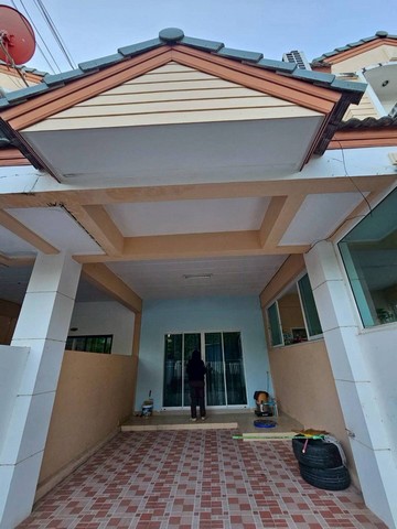  ให้เช่าทาวน์เฮ้าส์2ชั้น ใกล้ขนส่งใหม่ ระยอง พร้อมเฟอร์นิเจอร์  ราคาเช่า 7,000/เดือน สัญญา 1 ปี ประกัน 2 เดือน+ค่าเช่าล่วงหน้า 1 เดือน 20 ตร.ว.2 ห้องนอน2 ห้องน้ำ1 ห้องครัว1 ที่จอดรถ เฟอร์นิเจอร์และเครื่องใช้ไฟฟ้า เตียงนอนพร้อมที่นอน 2 ห้องนอน โต๊ะเครื่องแป้ง ตู้เสื้อผ้า แอร์ 2 เครื่อง  สถานที่ใกล้เคียงสถานีขนส่งใหม่7-Eleven โลตัสซีเจตลาด ร้านขายยา, ร้านอาหารวัดกรอกยายชาร้าน�