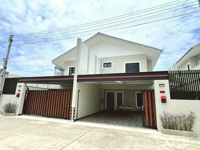 เริ่มต้นเพียง 2.95 ล้าน บ้านแฝดใหม่ 2 ชั้น #โซนสันกำแพง (เหลือเพียง 3 หลังเท่านั้น) #ถนนสันกำแพงสายใหม่ #น้ำไม่ท่วม ตกแต่งครบ พร้อมเข้าอยู่ทันที!ขนาด 43 ตร.วาพื้นที่ใช้สอย 180 ตร.ม.3 ห้องนอน 3 ห้องน้ำ1 ครัวไทย1 ครัวฝรั่ง1 ห้องอเนกประสงค์ที่จอดรถ 2 คันจุดเด่นที่สุดแห่งความเป็นส่วนตัว กำแพงสูง 3 เมตรผนัง 2 ชั้น เก็บเสียงได้ดีเพดานสูง โปร่งโล่งพื้น SPC ทั้งหลังบันไดกว้าง เดินสบ�