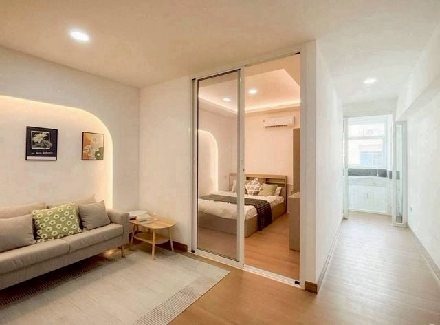 คุ้มสุด #ขายพร้อมผู้เช่า 1,050,000 บาท #พีพี คอนโด #ห้องมุม #คอนโดราคาล้านต้น ผลตอบแทน 8.5% ต่อปี เก็บค่าเช่าได้ทันทีรายละเอียดห้อง (มีลิฟต์)ขนาด 30 ตร.ม.ตึกดี | ชั้น 5 1 ห้องนอน | 1 ห้องน้ำ1 ห้องรับแขก + 1 ห้องครัว (กั้นเป็นสัดส่วน)เฟอร์นิเจอร์ & เครื่องใช้ไฟฟ้าครบ• แอร์• ตู้เย็น• สมาร์ททีวี• เครื่องซักผ้าฝาหน้า• ไมโครเวฟหิ้วกระเป๋าเข้าอยู่ / ปล่อยเช่าต่อได้ทันทีราคาขายเพียง 1,0