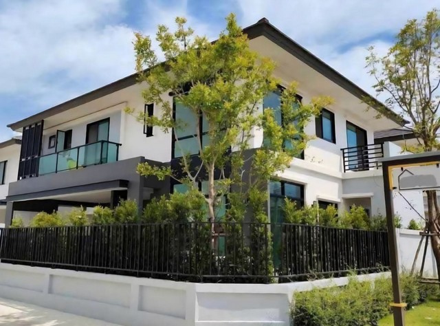 ให้เช่าบ้านเดี่ยว2ชั้นLuxury ทิศเหนือ หลังมุม บางนา ตราด62ตรว. สุวรรณภูมิ กม.26บ้านซีรีส์ใหม่ Modern British คลับเฮ้าส์หรู พื้นที่ส่วนกลางกว่า 3 ไร่พื้นที่ใช้สอยบ้าน 245 ตารางเมตร(โครงการบริทาเนีย บางนา-สุวรรณภูมิ กม.26)  -4 ห้องนอน 5 ห้องน้ำ 1ห้องแม่บ้าน 1ครัวไทย 1ครัวฝรั่ง  -2ห้องนั่งเล่น DOUBLE VOLUME สูง 6 เมตร-แอร์ เครื่องปรับอากาศ5ตัว/เฟอร์นิเจอร์หรู /เครื่องใช้ไฟฟ้าจอดรถได้3คัน* มี Clubhouse ที่�