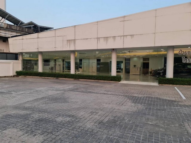 ให้เช่าอาคารโชว์รูมชั้นเดียว 353 ตรว. พื้นที่ 400 ตรม. ติดริมถนนศรีครินทร์ เหมาะทำโชว์รูม ออฟฟิศ เดินทางสะดวก*** ราคาเช่า 500,000 บาท/เดือน (ต่อรองได้) ติดต่อ:: ชยา โทร/ID Line:: 0942823961   Link Line:: https://line.me/ti/p/3xFA1An8Kcรหัสทรัพย์ # PL1011อาคารโชว์รูมชั้นเดียว ติดริมถนนศรีครินทร์เนื้อที่ 353 ตร.ว. พื้นที่ใช้สอยมากกว่า 400 ตร.ม.เหมาะสำหรับทำโชว์รูม หรือสำนักงาน จอดรถได้มากกว่า 20 คันอาคารหันทิศตะวันออกเฉียง�