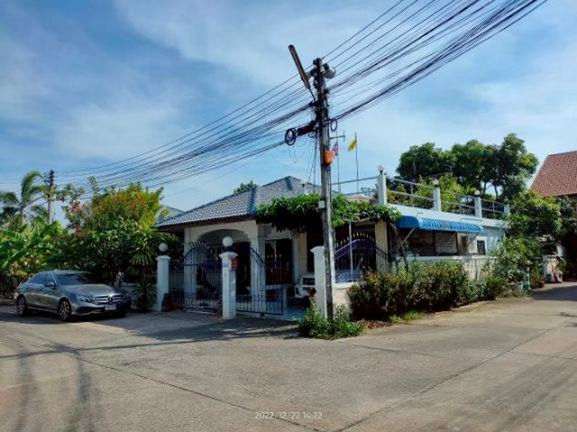 รหัสทรัพย์ M650517ขายบ้านเดี่ยว 2 ชั้นครึ่ง วิวทะเลสไตล์รีสอร์ท หลังใหญ่ บรรยากาศดีตั้งอยู่ใน หมู่บ้านพบโชค ริมถนนสุขุมวิทตรงข้ามกองเรือยุทธการ อำเภอสัตหีบ จังหวัดชลบุรี???? ขนาดพื้นที่เนื้อที่รวม 100 ตารางวา???? ราคาขายเพียง 4.5 ล้านบาท(คุ้มค่าเมื่อเทียบกับทำเลและขนาด)???? รายละเอียดตัวบ้าน (มีบ้านรวม 3 หลังในพื้นที่เดียวกัน)???? หลังที่ 1 : บ้านหลักหลังใหญ่3 ห้องนอน2 ห้อง�