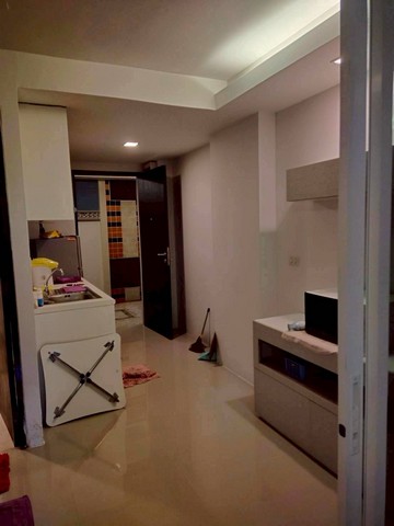 M650514ขายคอนโด ซองโซลิเซ่ อเวนิว บีทำเลปากเกร็ด จังหวัดนนทบุรีใกล้ เซ็นทรัลเวสต์เกต และสิ่งอำนวยความสะดวกครบครัน???? รายละเอียดห้องชั้น 1ขนาดห้อง 36 ตารางเมตร1 ห้องนอน1 ห้องครัว1 ห้องโถง / พื้นที่นั่งเล่น???? จุดเด่นห้องสวย สภาพดี พร้อมเข้าอยู่วิว สระว่ายน้ำ บรรยากาศร่มรื่นทำเลดี เดินทางสะดวก ใกล้ห้างและแหล่งชุมชน???? ราคาขาย 1.6 ล้านบาทเหมาะสำหรับอยู่อาศัยเอง หรือซื