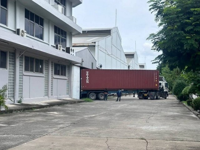 #ให้เช่า  warehouse #โกดัง ติดรถไฟฟ้าสายสีเหลือง เทพารักษ์ สมุทรปราการ ให้เช่า ตรม. ละ 155 บาท       ประกัน 2 เดือน ล่วงหน้า 1 เดือน พื้นที่ 24 ไร่ เศษ (มีแบ่งเช่า)ถนนเทพารักษ์ มุ่งหน้าสำโรงB -   โกดัง 1 ชั้น พื้นที่ใช้สอย 2,376 ตร.มC -  โกดัง 1 ชั้น พื้นที่ใช้สอย 2,376 ตร.มD - โกดัง 1 ชั้น พื้นที่ใช้สอย 1,728 ตร.มรวมพื้นที่ใช้สอยเฉพาะ ตัวอาคารทั้งหมด 13,410 ตร.ม.จอดรถได้ประมาณ  200 คันรับน้ำหนักได้ 3 ตัน/ตร.มเน�