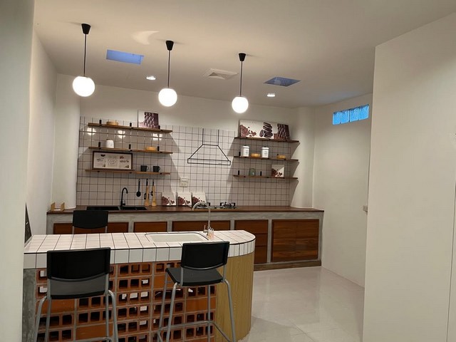 ให้เช่าทาวน์เฮ้าส์ 2 ชั้น หมู่บ้าน คลองจั่นวิลล่า 2 ซอยนวมินทร์149  บ้านว่าง 15 กุมภาพันธ์ 2569 ตกแต่งสวย พร้อมเข้าอยู่ราคาเช่า 33,000 บาท สัญญา 1 ปี ประกัน 2 เดือน ล่วงหน้า 1 เดือนรหัส P350ติดต่อ คุณช่อผกา โทร 0616198565 LINE 0616198565สำรอง LINE 0812523279 ส่งลิ้งก์ไว้ได้เลย-พื้นที่ 23 ตรว.พื้นที่ใช้สอยประมาณ 184 ตรม.  -2 ห้องนอน  2 ห้องน้ำ จอดรถในบ้าน 1 คัน หน้าบ้าน 1 คัน -ตกแต่งสวยพร้อมเข้าอยู่ -เครื่องใช้ไฟฟ้า �