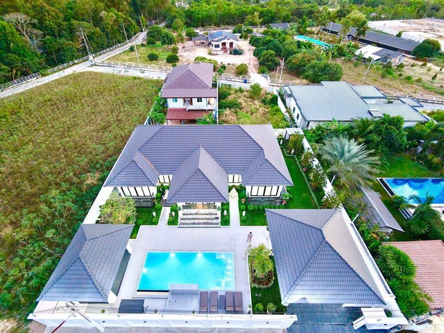 #ผมฝากบ้านพูลวิลล่าสร้างใหม่หลังนี้ด้วยนะครับ#Sาคา 19,900,000 บาn MODERN LUXURY POOL VILLA #พิกัด ซอย สยามคันทรีคลับ อ่างมาบประชัน (พรประภานิมิตร 34) บ้านเดี่ยว พลูวิลล่า สร้างใหม่ ฟังชั่นครบ  ตอบโจทย์การอยู่อาศัยด้วยดีไซน์ที่ลงตัว ฟรีเฟอร์นิเจอร์บิ้วอินและเครื่องใช้ไฟฟ้าครบทั้งหลัง#ราคาเพียง 19,900,000 บาท เท่านั้น เนื้อที่ 216 ตารางวา (864 ตรม.) 5 ห้องนอน 6 ห้องน้ำ  1 ห้องเก็บของ 1 โรงจอดรถ 1 ศาลา