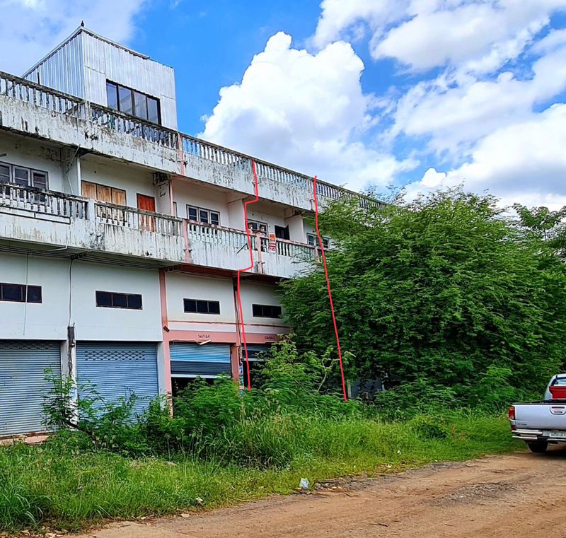 M1222อาคารพาณิชย์ 3 ชั้น  อำเภอบึงสามพัน จังหวัดเพชรบูรณ์เลขที่ 108/2หมู่ 4 ตำบลบึงสามพัน อำเภอบึงสามพัน จังหวัดเพชรบูรณ์ รายละเอียดทรัพย์- ขนาด 25 ตารางวา - 3 ชั้น - 2 ห้องนอน - 2 ห้องน้ำ - จอดรถ 1 คัน สถานที่ใกล้เคียง- 6 กิโลเมตร ถึงโลตัส- ใกล้แยกราหุล-ติดถนนสาย 225 - ใกล้วิทยาลัยอาชีวศึกษาเพชรบูรณ์ค่าพิกัดแปลง https://www.google.com/maps?q=15.82986090,101.01584752ราคา 800,000 บาท ค่าโอน 50/50 สนใจสอบถามรายละเอียดได้ที่�