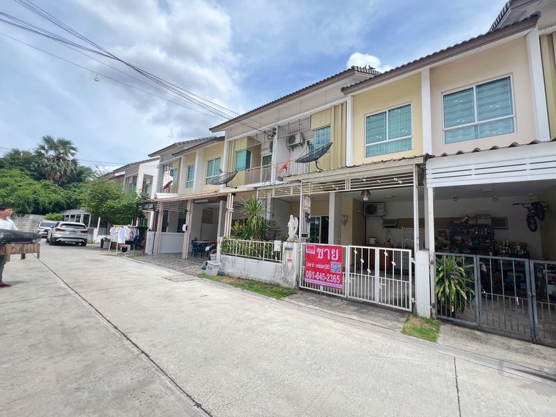 M 10467ธนาซิโอ รัตนาธิเบศร์ทาวน์เฮ้าส์  2 ชั้น เลขที่ 18/36 ตำบลบางรักพัฒนา  อำเภอบางบัวทอง จังหวัดนนทบุรี รายละเอียดทรัพย์- ขนาด 20.3ตารางวา- 4 ห้องนอน - 2 ห้องน้ำ - 2 ที่จอดรถ - ผ้าม่านทั้งหลัง- แอร์ 3 เครื่อง - ต่อเติมหลังคาโรงรถ - มีพื้นที่หน้าบ้านทำสวนสถานที่ใกล้เคียงMRT สามแยกบางใหญ่ (0.8 กม.)MRT ตลาดบางใหญ่ (1.2 กม.)MRT บางพลู (1.6 กม.)โลตัสโกเฟรช จันทร์ทองเอี่ยม (0.7 กม.)ซีเจซูเปอร์มาร์เก็ต (0.7