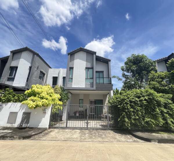 R1-10485 ขายบ้านแฝด วารีโอ้ สุวรรณภูมิ – ใกล้สนามบิน ทำเลดี พร้อมอยู่ ที่ตั้งบ้านแฝด 2 ชั้น โครงการวารีโอ้ สุวรรณภูมิเลขที่ 99/174 ม.54 ซอย 9 ตำบลศรีษะจรเข้น้อย อำเภอบางเสาธง จังหวัดสมุทรปราการ 10540 พิกัด: คลิกดูแผนที่ รายละเอียดบ้าน • ขนาดที่ดิน 38.1 ตร.วา • พื้นที่ใช้สอยกว้างขวาง • 3 ห้องนอน | 3 ห้องน้ำ • จอดรถได้ 2 คัน • แอร์ 3 เครื่อง • หน้าบ้านหันทิศตะวันออก รับแสงเช้า • ตกแต่งพร�