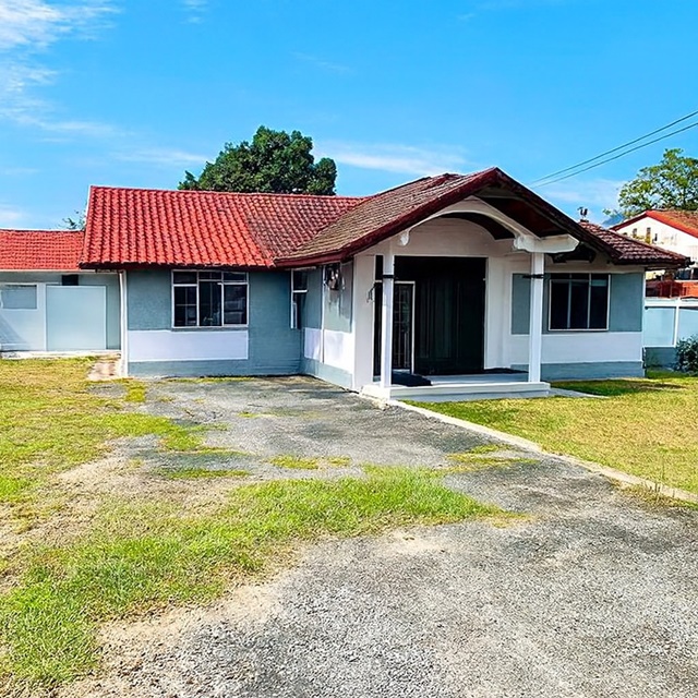 Lotus ศรีราชา 1.4 กม. J Park ศรีราชา 2.9 กม. ให้เช่าบ้านเดี่ยวชั้นเดียวพื้นที่กว้าง  102  ตร.วา. 300 ตร.ม. 9,999 B-M.ศรีราชา รร.ดาราสมุทร ศรีราชา 2.3 กม. ทำเลดีในชุมชนวัดไร่กล้วย บรรยากาศสงบ เป็นส่วนตัว เหมาะสำหรับอยู่อาศัยระยะยาว หรือผู้ที่ต้องการพื้นที่จอดรถจำนวนมาก ใกล้แหล่งช้อปปิ้ง ตลาดไร่กล้วย 600 ม. และสิ่งอำนวยความสะดวกในเมือง ถ.สุขุมวิท ไร่กล้วยLotus Sriracha 1.4km. J Park Sriracha 2.9km. Single story house for rent in Sriracha Spacious 1