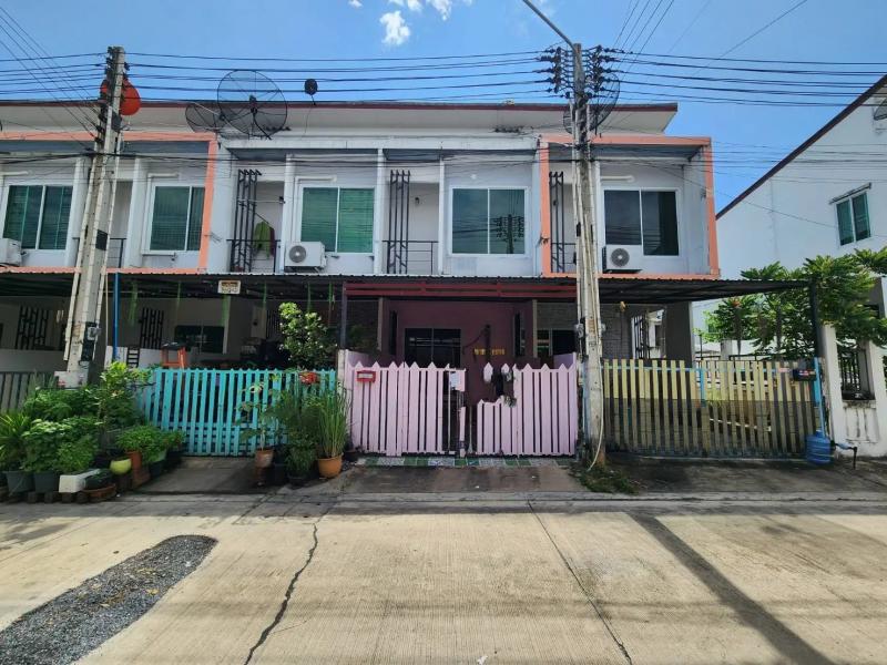  ขาย ทาวน์เฮ้าส์ สมาร์ทแลนด์ นิวสไตส์ 2 ศรีราชา  ซอย ชุมชนกลาง-สะพานสี่ ถนน สะพานสี่-หนองก้างปลา ตำบล บ่อวิน อำเภอ ศรีราชา จังหวัด ชลบุรี  ราคา  1,760,000  บาท  (ต่อรองราคาได้)  รายละเอียดบ้าน ▸ เนื้อที่ 16.50  ตารางวา  พื้นที่ใช้สอย 107.5 ตารางเมตร ▸ 3 ห้องนอน 2 ห้องน้ำ  ▸ 1 ที่จอดรถ  ▸ บ้านหันไปทางทิศตะวันออก  พิกัดบ้าน : https://maps.app.goo.gl/NBp3vH6f2d6gnq5M8  สถานที่ใกล้เคียง   ▸ ดูโฮม บ่อวิน ▸ โรงพยาบาลพญาไทบ