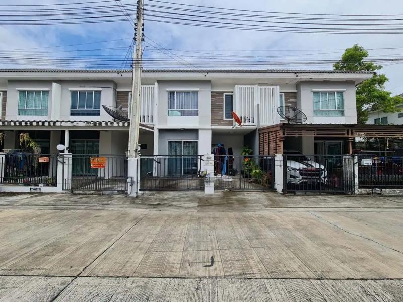    ขาย ทาวน์เฮ้าส์ โครงการ พฤกษาวิลล์ 71/1 (แหลมฉบัง-บางละมุง)  ซอย บางละมุง 3 ถนน สุขุมวิท(ทล.3) ตำบล บางละมุง อำเภอ บางละมุง จังหวัด ชลบุรี  ราคา  1,850,000  บาท  (ต่อรองราคาได้)  รายละเอียดบ้าน ▸ เนื้อที่ 17.50  ตารางวา  พื้นที่ใช้สอย 92.15 ตารางเมตร ▸ บ้านหันไปทางทิศตะวันออกเฉียงเหนือ  พิกัดบ้าน : https://maps.app.goo.gl/6xVxZK3U5JttSsZeA  สถานที่ใกล้เคียง   ▸ โฮมโปร แหลมฉบัง ▸ ดูโฮม แหลมฉบัง ชลบุรี ▸ วัดบางละมุง ▸ �