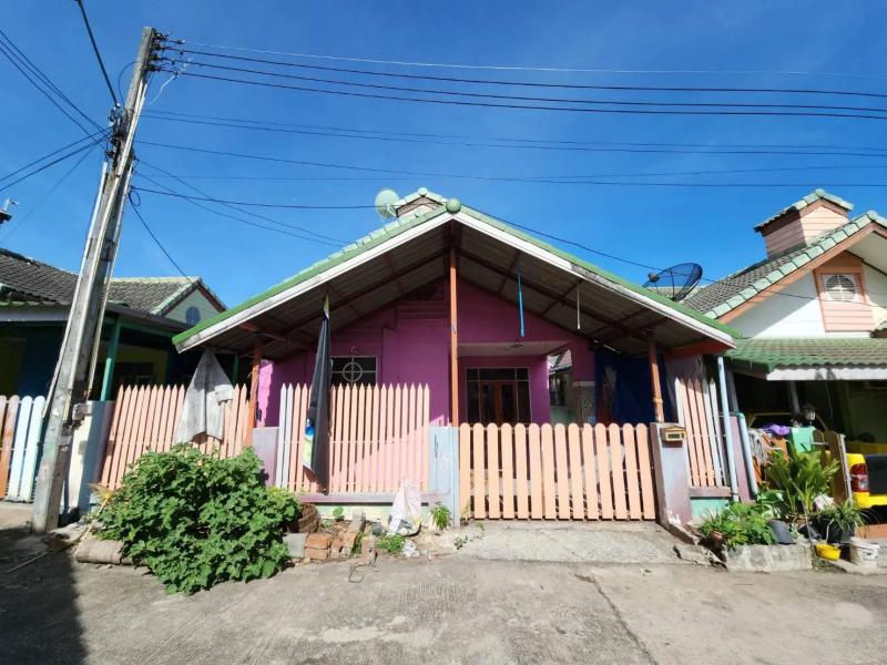    ขาย บ้านเดี่ยว โครงการ เพิ่มทรัพย์ ศรีราชา ชลบุรี  ถนน หนองคล้าใหม่ ตำบล บึง อำเภอ ศรีราชา จังหวัด ชลบุรี  ราคา  1,760,000  บาท  (ต่อรองราคาได้)  รายละเอียดบ้าน ▸ เนื้อที่ 31.5  ตารางวา  พื้นที่ใช้สอย 80.5 ตารางเมตร ▸ 1 ที่จอดรถ  ▸ บ้านหันไปทางทิศตะวันออก  พิกัดบ้าน : https://maps.app.goo.gl/ujfrHns3pwyDZcJNA  สถานที่ใกล้เคียง   ▸ โรงพยาบาลวิภาราม แหลมฉบัง ▸ แม็คโคร ฟู้ดเซอร์วิส แหลมฉบัง ▸ โฮมโปร แหลมฉบัง ▸ ดู