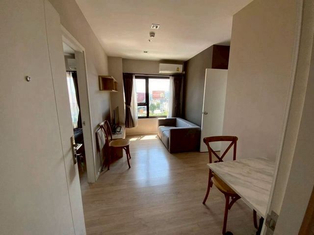 ขายเพียง 2.65 ล้าน 32 ตรม. #Escent Condo Chiang Mai #วิวภูเขา #วิวดอยสะเก็ด สวย โล่ง ไม่บัง อยู่เองก็ดี ลงทุนก็ปัง #รีโนเวทใหม่ เหมือนได้ห้องใหม่ทั้งห้อง! คอนโดตึกสูงเครือ Central ทำเลทองเชียงใหม่ ใกล้ทุกไลฟ์สไตล์รายละเอียดห้องขนาดห้อง 32 ตร.ม.ชั้น 5 | ทิศตะวันตก1 ห้องนอน1 ห้องน้ำ (half-bath design)1 ห้องรับแขกเฟอร์นิเจอร์ Built-inเครื่องใช้ไฟฟ้าครบ (รวมเครื่องซักผ้า)ห้องกำลังรีโนเวท – สภาพใหม่มากขายเพี�