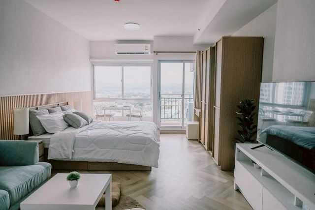 ให้เช่า 12,500 บาท/เดือน 33 ตรม. #ศุภาลัย #มอนเต้2 คอนโด วิวสวย ตกแต่ง #สไตล์มูจิ โปร่ง โล่ง #เฟอร์นิเจอร์ครบ #หิ้วกระเป๋าพร้อมเข้าอยู่ #ใกล้เซ็นทรัลเฟสติวัลขนาด 33 ตร.ม.ชั้น 22 | มีระเบียงประตูดิจิตอล | + ฟรี High-Speed Internetรายละเอียดภายในห้องเตียง 5 ฟุต + เครื่องนอนครบชุดตู้เสื้อผ้าโซฟา + โต๊ะกลางโต๊ะทานอาหาร 2 ที่นั่งSmart Android LED TV 55 นิ้วโต๊ะเครื่องแป้ง / ตู้ข้างเตียงแอร์ / เครื่องทำน้ำอุ่น�