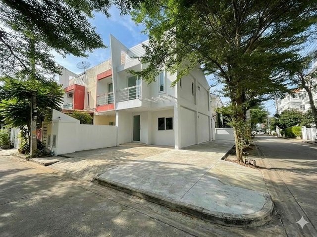  ด้านนอก 7-11 ดอนเมือง รถไฟฟ้า หลักหก ม.รังสิต 2.4 กม. เพิ่มแอร์ 2ตัว 3นอน 2น้ำ ติดถนน เทิดราชัน ให้เช่า ทาวน์โฮมหัวมุม 13,499 B-M 30ตรว. 152 ตร.ม. BTS LakHok Rangsit U.2.4km. Add 2a/c 3bed 2bath next Thetrachan Rd Corner townhome for rent 13,499 B-M 30 sq.wa 152sqm outside 7-11 DonMueang.ติดถนนด้านนอกเปิดออกสู่ถนนนอกโครงการได้โดยตรงถนนเทิดราชัน แขวงสีกัน เขตดอนเมือง กรุงเทพมหานคร3 ห้องนอน แอร์ 2ตัว 1 ห้องโถง2 ห้องน้ำ บ้าน เจาะรั้วเข้าออกจากถนนทางเข้า นอกโครงการได้เลย�