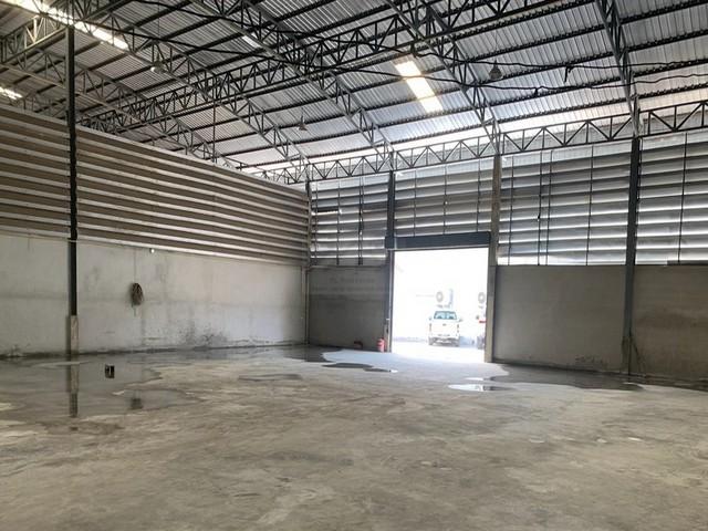 ให้เช่าโกดัง 580 ตรม. พร้อมออฟฟิศ ซอยนวลจันทร์ 21 รถเทรลเลอร์เข้า-ออกได้ ใกล้เลียบด่วน ใกล้ BTS รามอินทรา ก.ม.6ราคาเช่า 87,000 บาท / เดือน ( ราคา 150 บาท / ตรม.) ( สัญญาขั้นต่ำ 3 ปี )ที่ตั้ง ถนนนวลจันทร์ ซอยนวลจันทร์ 21 แขวงนวลจันทร์ เขตบึงกุ่ม กรุงเทพมหานคร 10230ติดต่อ : คุณภัสพงณ์ 0634098164Line : binkem22https://www.facebook.com/profile.php?id=61581484955548พื้นที่ใช้สอย 580 ตารางเมตร มีออฟฟิศ และห้องน้ำในตัว แยก ชาย/หญิงรอบข้างมีชุมชน