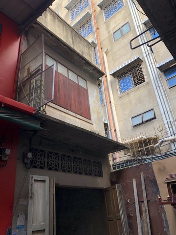 ขายอาคารพาณิชย์ซอยนาคบำรุง ป้อมปราบศัตรูพ่าย ใกล้โรงเรียนเทพศิรินทร์ จุฬาลงกรณ์มหาวิทยาลัย ธรรมศาสตร์ที่ตั้ง : ซอยนาคบำรุง ถนนบำรุงเมือง แขวงคลองมหานาค เขตป้อมปราบศัตรูพ่าย กรุงเทพฯ 10100รายละเอียดทรัพย์* เนื้อที่ 7 ตร.ว. * พื้นที่ใช้สอย  55.98 ตร.ม.* ขนาดอาคารร กว้าง 3.10 x 9.03 เมตร * ประเภทอาคารพาณิชย์ 2 ชั้นเหมาะสำหรับอยู่อาศัย, ปล่อยเช่า และสำนักงานขนาดเล็กสถานที่ใกล�