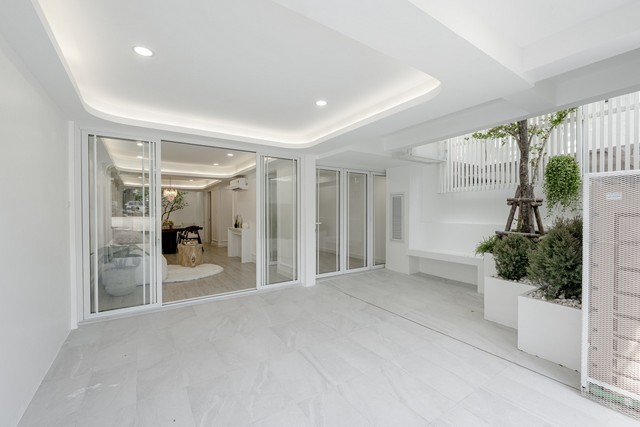 บ้านสวย ขายทาวน์โฮม 3 ชั้น หมู่บ้านคลองตันนิเวศน์ ปรีดีพนมยงค์ 42 ใกล้เอกมัย ทองหล่อ สุขุมวิท เข้าเมืองสะดวกรหัส PP443ขายราคา 15,900,000 บาทติดต่อ คุณช่อผกา 0616198565 LINE 0616198565หากไม่รับสาย รบกวนขอความกรุณาลูกค้า @line ทิ้งรูปและข้อมูลไว้นะคะhttps://line.me/ti/p/zu0mm-ozFX-หมู่บ้านคลองตันนิเวศน์ ปรีดีพนมยงค์ 42-ขนาด 24 ตร.ว.-พื้นที่ใช้สอยกว่า 250 ตร.ม.-4 ห้องนอน 4 ห้องน้ำ -1 ที่จอดรถ-ทาวน์โฮม 3 ชั้น รีโนเวทใหม่ เ�