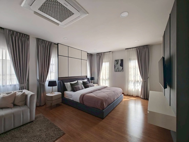 BH3853 ให้เช่า บ้านเดี่ยว 2 ชั้น CENTRO BANGNA บ้านใหม่ แปลงหัวมุม หลังเมกะบางนาบ้านเดี่ยวใหม่เอี่ยม ยังไม่เคยเข้าอยู่ติดต่อ Agent คุณบัว (Bua)Tel: 093-646-4597 LINE ID: Bua093150,000 บาทต่อเดือนตั้งอยู่ในโครงการ CENTRO Bangna ทำเลศักยภาพหลัง Mega Bangnaแปลงหัวมุม อยู่ต้นซอย เป็นส่วนตัว บ้านหันทิศเหนือ แดดไม่ร้อน อยู่สบายทั้งวันเหมาะสำหรับครอบครัว หรือผู้ที่มองหาบ้านคุณภาพใกล้โรงเรียนนานาชาติรายละเอียดบ้านบ�